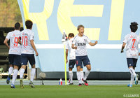 高萩がディフェンスラインの背後に浮き球のボールを送ると、快速を飛ばした永井 謙佑が飛び出してきたGKを一気に抜き去り無人のゴールに流し込む！FC東京が前半開始早々に先制点を奪う！【明治安田Ｊ１ 第30節 大分vsFC東京】