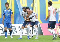 三田のCKに渡辺 剛が豪快にヘディングで合わせ、FC東京が先制点からわずか2分後に追加点をゲット!【明治安田J1 第30節 大分vsFC東京】