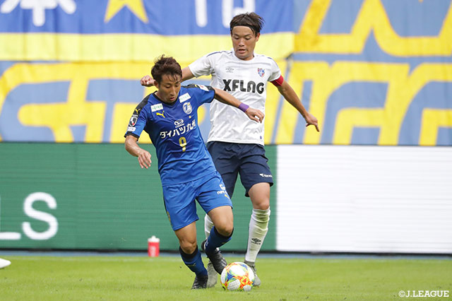 後半は一転、大分ペース。後藤 優介らの前線をターゲットにロングボールを送りチャンスを作っていく【明治安田Ｊ１ 第30節 大分vsFC東京】