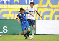 後半は一転、大分ペース。後藤 優介らの前線をターゲットにロングボールを送りチャンスを作っていく【明治安田J1 第30節 大分vsFC東京】