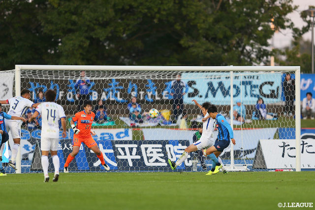 外山が左サイドから鋭いクロスを上げると小川 航基が完璧なタイミングで頭で合わせ、水戸が3点目を獲得する【明治安田Ｊ２ 第39節 水戸vs山形】