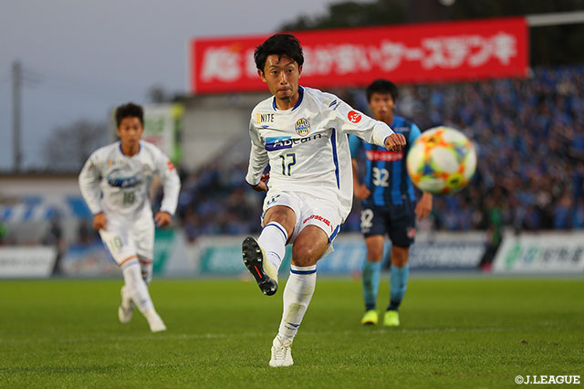 山形は試合終盤に獲得したPKを中村 駿が落ち着いて決め、1点を返す【明治安田Ｊ２ 第39節 水戸vs山形】