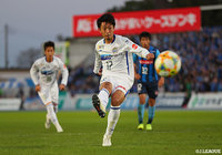 山形は試合終盤に獲得したPKを中村 駿が落ち着いて決め、1点を返す【明治安田Ｊ２ 第39節 水戸vs山形】