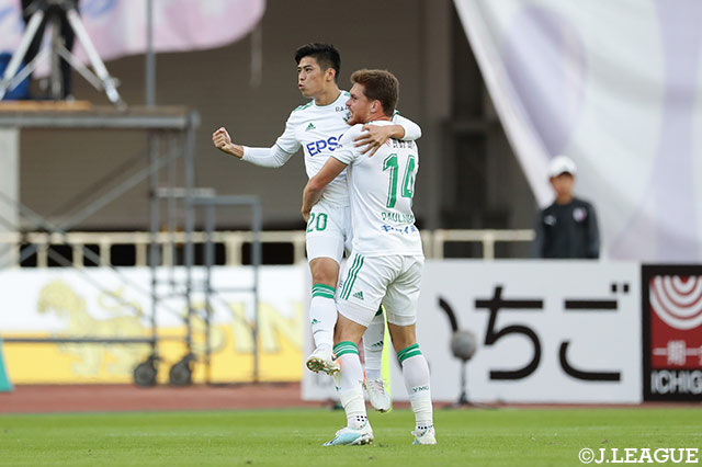 味方のヒールパスに反応した杉本 太郎（松本/#20）がペナルティエリア左からゴール右隅にシュートを決め、同点に追い付く！【明治安田Ｊ１ 第30節 Ｃ大阪vs松本】