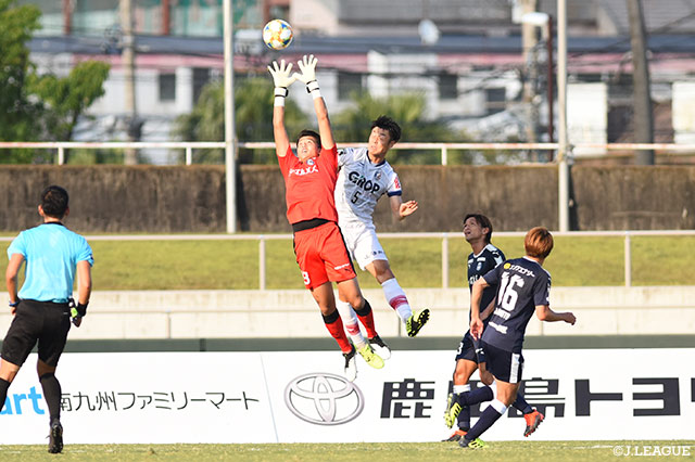 アン ジュンス（鹿児島）は前半の決定機を防ぐなど、試合を通して安定したセービングをみせた【明治安田Ｊ２ 第39節 鹿児島vs岡山】