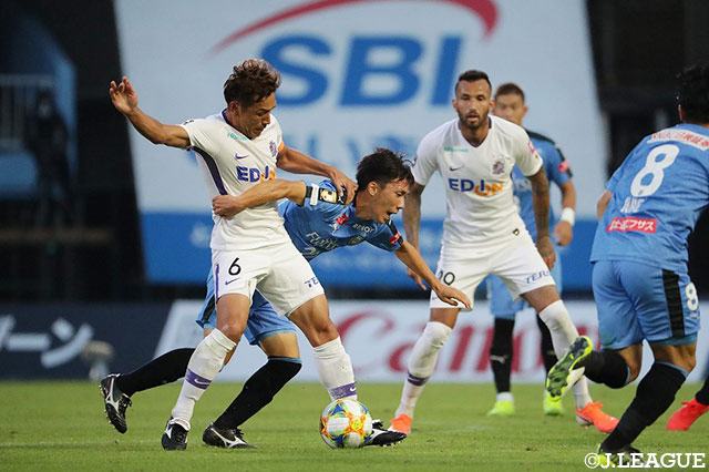 青山 敏弘（広島）が激しい守備で下田 北斗（川崎Ｆ）からボールを奪う！【明治安田Ｊ１ 第30節 川崎Ｆvs広島】
