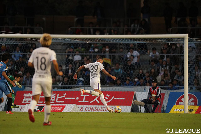 レアンドロ ペレイラ（広島）がGKを落ち着いたタッチでかわし、最後は右足で無人のゴールに流し込む！【明治安田Ｊ１ 第30節 川崎Ｆvs広島】