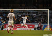 レアンドロ ペレイラ（広島）がGKを落ち着いたタッチでかわし、最後は右足で無人のゴールに流し込む！【明治安田Ｊ１ 第30節 川崎Ｆvs広島】