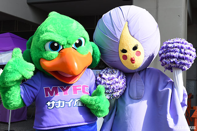 蹴っとばし小僧とフジえさんが仲良くハイポーズ♪【明治安田Ｊ３ 第29節 藤枝vs八戸】