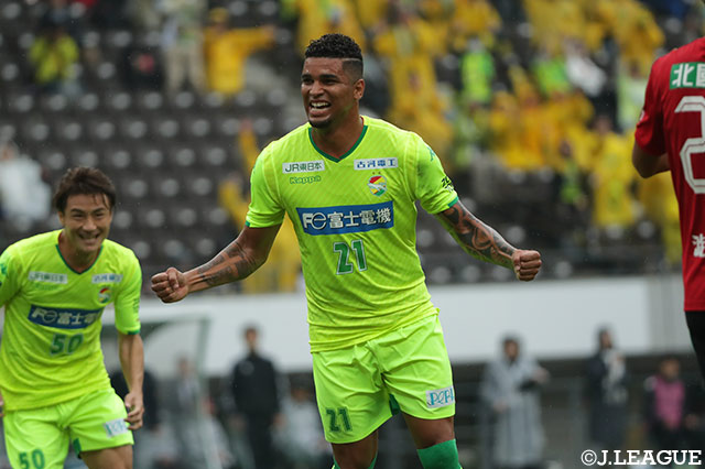 アラン ピニェイロの2試合連続となる得点でホームの千葉が先制！【明治安田Ｊ２ 第39節 千葉vs金沢】