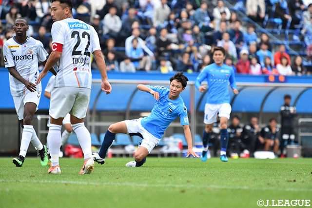 皆川の落としを齋藤 功佑（横浜FC）が右足で合わせると、シュートが相手に当たって軌道が変わり、ボールはゴールマウスに吸い込まれる！【明治安田Ｊ２ 第39節 横浜FCvs長崎】
