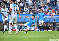 皆川の落としを齋藤 功佑(横浜FC)が右足で合わせると、シュートが相手に当たって軌道が変わり、ボールはゴールマウスに吸い込まれる!【明治安田J2 第39節 横浜FCvs長崎】