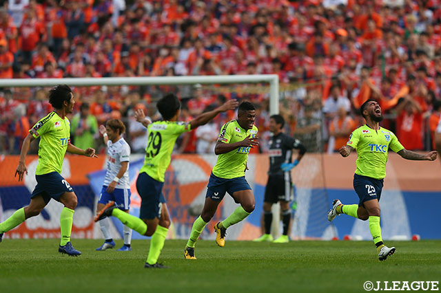 前半18分、こぼれたボールにユウリ（栃木/#25）が反応。PA手前の中央に走り込んで右足を振り抜くと、シュートはネット右を豪快に揺らし、先制に成功する！【明治安田Ｊ２ 第39節 栃木vs新潟】