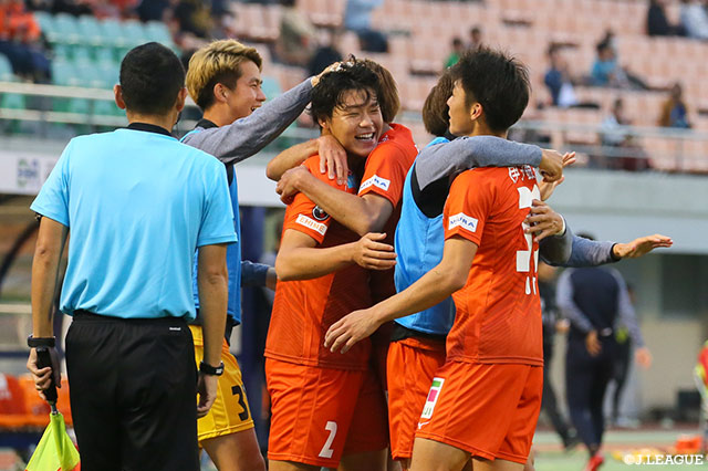 右サイドをうまく崩した茂木からクロスが送られると、中央でフリーになった山﨑 浩介が頭で押し込み愛媛が2点目を挙げる【明治安田Ｊ２ 第39節 愛媛vs町田】