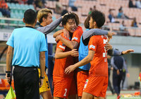 右サイドをうまく崩した茂木からクロスが送られると、中央でフリーになった山﨑 浩介が頭で押し込み愛媛が2点目を挙げる【明治安田Ｊ２ 第39節 愛媛vs町田】