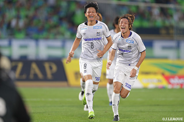 CKのボールが小野瀬 康介の足下にこぼれると難しい体勢から右足を振り抜き、アウェイのＧ大阪が先制点を挙げる【明治安田Ｊ１ 第30節 湘南vsＧ大阪】