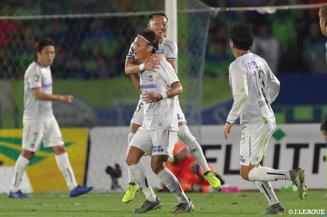 宇佐美 貴史が遠藤とのワンツーで狭いエリアを切り崩しシュートを放つ！これが決まりＧ大阪が前半終了間際に追加点を獲得【明治安田Ｊ１ 第30節 湘南vsＧ大阪】