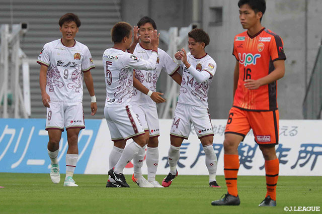 風間からのスルーパスを上門 知樹が巧みなタッチで受けると、DFに寄せられながらも冷静に左足で流し込み、琉球が開始2分で先制に成功【明治安田Ｊ２ 第39節 山口vs琉球】