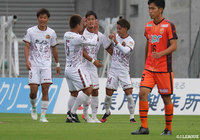 風間からのスルーパスを上門 知樹が巧みなタッチで受けると、DFに寄せられながらも冷静に左足で流し込み、琉球が開始2分で先制に成功【明治安田Ｊ２ 第39節 山口vs琉球】