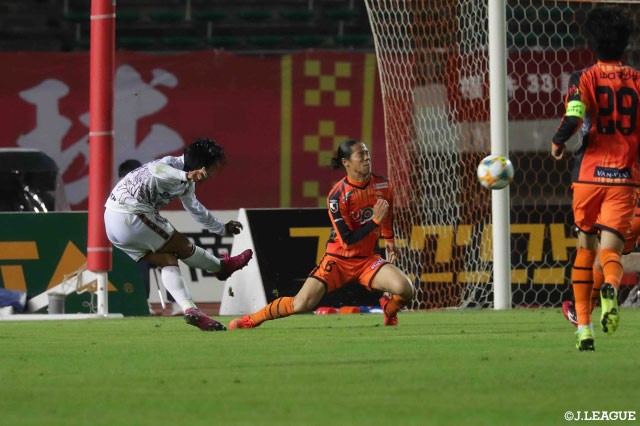 終了間際に琉球がカウンターを仕掛ける！ドリブル持ち上がった上門からパスを受けた河合 秀人が細かいタッチでDFをずらして右足を振り抜く！これが決まり土壇場で勝ち越しゴールを奪う【明治安田Ｊ２ 第39節 山口vs琉球】