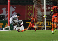 終了間際に琉球がカウンターを仕掛ける！ドリブル持ち上がった上門からパスを受けた河合 秀人が細かいタッチでDFをずらして右足を振り抜く！これが決まり土壇場で勝ち越しゴールを奪う【明治安田Ｊ２ 第39節 山口vs琉球】