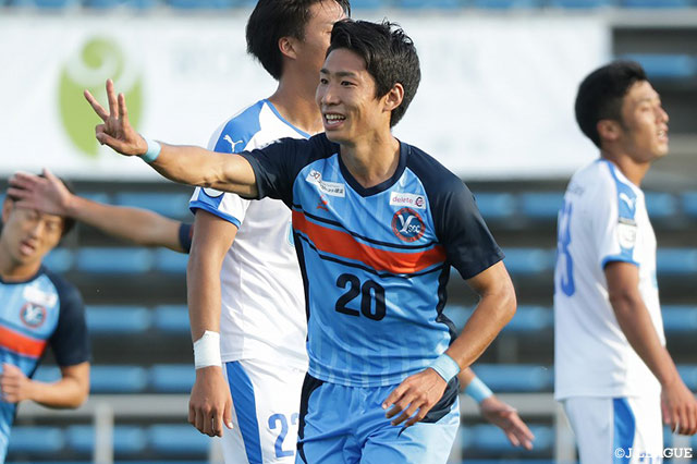 88分、田場のヒールパスを受けた浅川 隼人（YS横浜）が左足でシュートを放つ！これが決まりハットトリックを達成する！【明治安田Ｊ３ 第29節 YS横浜vs沼津】