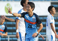 88分、田場のヒールパスを受けた浅川 隼人(YS横浜)が左足でシュートを放つ!これが決まりハットトリックを達成する!【明治安田J3 第29節 YS横浜vs沼津】