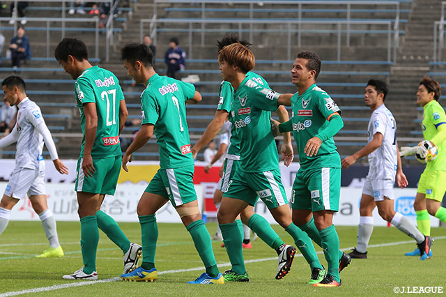 福村の低いクロスをフェルナンジーニョがペナルティエリア中央で合わせ、鳥取が先制に成功する【明治安田Ｊ３ 第29節 鳥取vs長野】