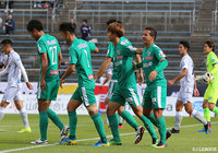 福村の低いクロスをフェルナンジーニョがペナルティエリア中央で合わせ、鳥取が先制に成功する【明治安田Ｊ３ 第29節 鳥取vs長野】