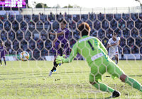 後半ATに京都がPKを獲得し同点のチャンスを得るも、仙頭 啓矢のシュートはGK河田 晃兵（甲府）にファインセーブ防がれ、千載一遇の好機を逃す【明治安田Ｊ２ 第39節 京都vs甲府】