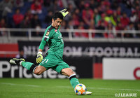 安定したキャッチングやCK時の果敢な飛び出しで無失点勝利に貢献した新井 章太(川崎F)【明治安田J1 第32節 浦和vs川崎F】