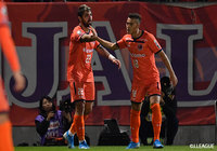 パスを受けたフアンマ デルガド(#22)が右足を振り抜く。それが相手の股を通ってネットを揺らし、大宮が先制に成功【明治安田J2 第36節 大宮vs福岡】