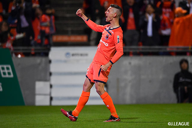 AT1分、ゴール前に高く上がったクリアボールを見極めたダヴィッド バブンスキー（大宮）がボレーシュートをネットに突き刺し、試合を決定づける3点目を奪う【明治安田Ｊ２ 第36節 大宮vs福岡】