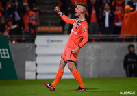 AT1分、ゴール前に高く上がったクリアボールを見極めたダヴィッド バブンスキー（大宮）がボレーシュートをネットに突き刺し、試合を決定づける3点目を奪う【明治安田Ｊ２ 第36節 大宮vs福岡】