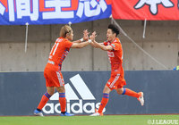 前半7分、堀米からの折り返しをニアサイドで反応した本間 至恩(右)が押し込み、新潟が先手を奪う!【明治安田J2 第40節 新潟vs岐阜】