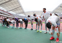 敗れた岐阜の21位以下が確定。Ｊ３上位の成績次第でＪ２残留の可能性もあるだけに、選手たちは残り2試合の勝利を誓った【明治安田Ｊ２ 第40節 新潟vs岐阜】