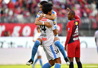 川崎ＦがFKのチャンスを得ると、家長のクロスにファーサイドでフリーになった山村 和也が頭で合わせ先制点を奪う【明治安田Ｊ１ 第31節 鹿島vs川崎Ｆ】