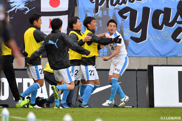 ロングボールに抜け出した小林が右足を振り抜く！シュートはポストに弾かれるも、こぼれ球を長谷川 竜也が押し込んで川崎Ｆが貴重な追加点を挙げる【明治安田Ｊ１ 第31節 鹿島vs川崎Ｆ】