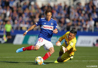 仲川 輝人(横浜FM)がセンターサークル内からドリブルを開始!快速を飛ばし抜け出すとGKもかわし、最後は無人のゴールへ流し込む!【明治安田J1 第31節 横浜FMvs札幌】