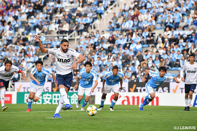 後半立ち上がりにFC東京がPKを獲得すると、ディエゴ オリヴェイラが冷静に沈め貴重な先制点を奪う【明治安田Ｊ１ 第31節 磐田vsFC東京】