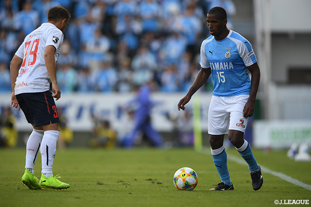 2試合連続ゴールを挙げているアダイウトン（磐田）とライン際で対峙する大森 晃太郎（FC東京）【明治安田Ｊ１ 第31節 磐田vsFC東京】