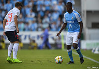 2試合連続ゴールを挙げているアダイウトン(磐田)とライン際で対峙する大森 晃太郎(FC東京)【明治安田J1 第31節 磐田vsFC東京】