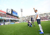6戦ぶりの得点が決勝点となったディエゴ オリヴェイラ（FC東京）。試合後サポーターからの声援に応えた【明治安田Ｊ１ 第31節 磐田vsFC東京】