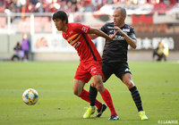 中盤で激しい攻防をみせる米本 拓司（名古屋）とアンドレス イニエスタ（神戸）【明治安田Ｊ１ 第31節 名古屋vs神戸】