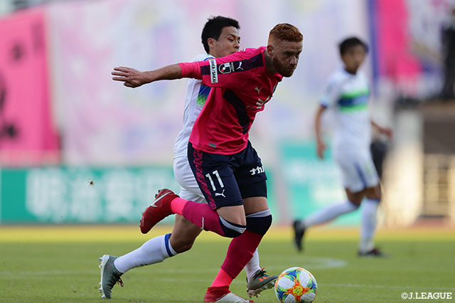 5試合ぶりの出場となった齊藤 未月（湘南）がソウザ（Ｃ大阪）に激しいプレッシャーを掛ける【明治安田Ｊ１ 第31節 Ｃ大阪vs湘南】