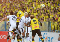 左CKからクリスティアーノが鋭いクロスを入れると、オルンガが強烈なヘディングシュートを叩き込み、柏がリードを3点に広げる【明治安田J2 第40節 柏vs鹿児島】