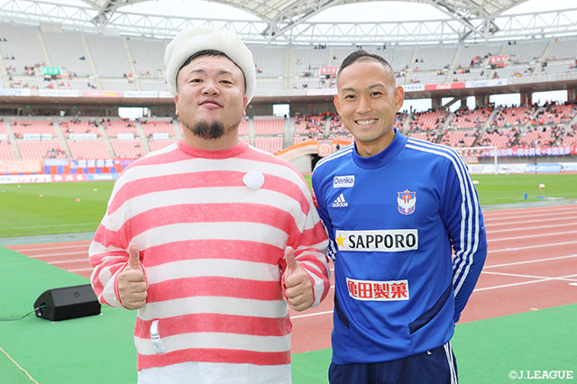 シンガーソングライターのHIPPYが早川 史哉選手に歌で熱いエールを送りました【明治安田Ｊ２ 第40節 新潟vs岐阜】