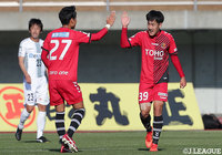 前半38分、左サイドからのクロスを中央で待つ雪江 悠人(#39)がフリーの状態からヘディングシュートを決めて、福島が先制に成功する【明治安田J3 第30節 福島vs讃岐】