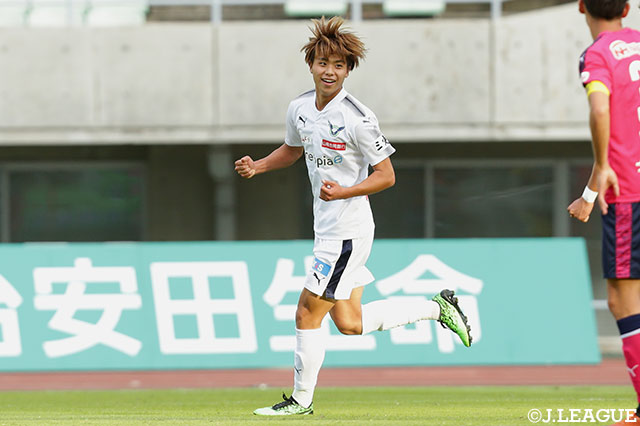 後半35分、ボールを奪った高畑 奎汰がPA左からシュートを放ち、同点ゴールを獲得！【明治安田Ｊ３ 第30節 C大23vs鳥取】