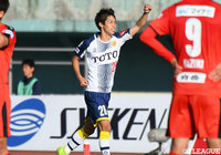 髙橋 大悟がゴールライン際の角度のない位置から右足を振り抜くと、グラウンダーのシュートが左のサイドネットを揺らし、アウェイの北九州が先制!【明治安田J3 第30節 熊本vs北九州】